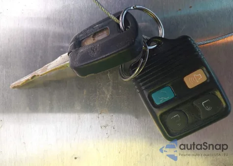 1999 Lincoln Town Car Signature z USA, uszkodzony, nr VIN 1LNHM82W9XY655949